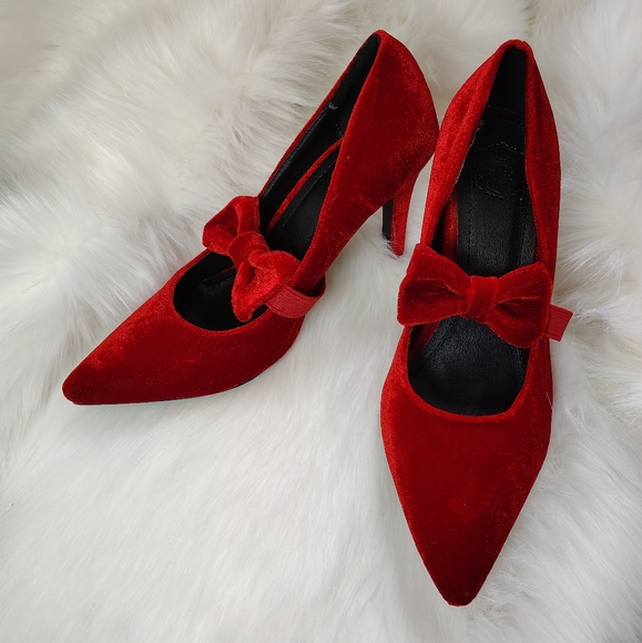 Red Velvet Heels with Optional Bows - Picture 3 of 12